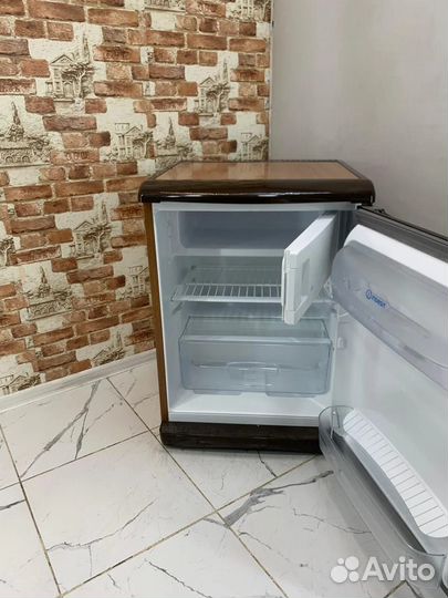 Холодильник бу Indesit маленький