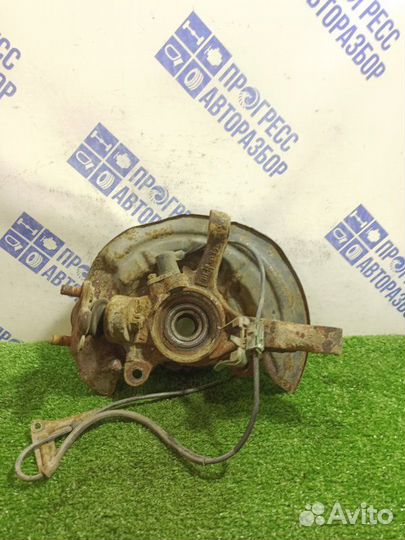 Поворотный кулак передний левый Toyota Avensis