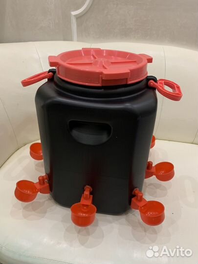 Чашечная поилка для кур бак 30 л на 8 чаш