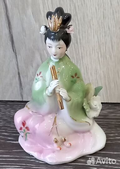 Статуэтка фарфоровая