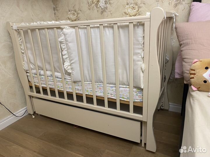 Детская кроватка с универсальным маятником