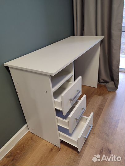 Компьютерный стол белый