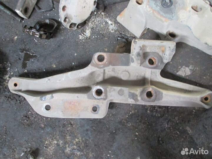 Кронштейн пневморессоры R Volvo 20704076