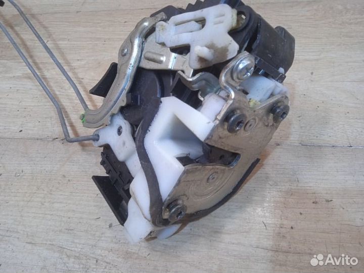 Замок двери задний левый Mitsubishi Outlander CU