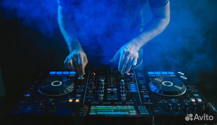 Звукооператор диджей со своим оборудованием