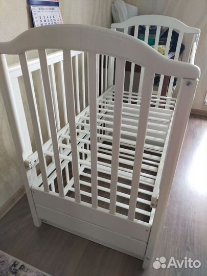 Детская кроватка с маятником