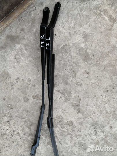 Поводок Дворников правый Гольф 7