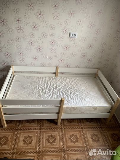 Кровать детская деревянная