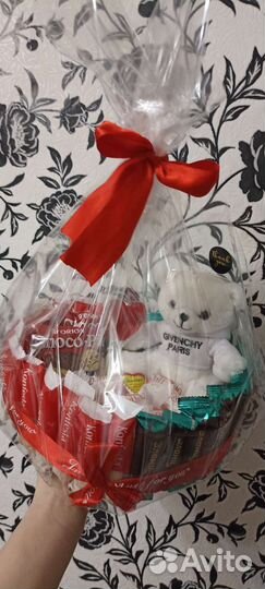 Плюшевый мишка и конфеты