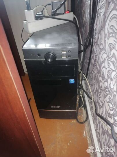 Компьютерный стол с компьютером