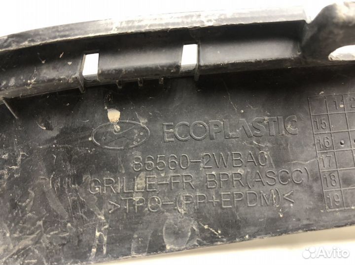 Решётка в бампер центральная Hyundai Santa Fe 2012