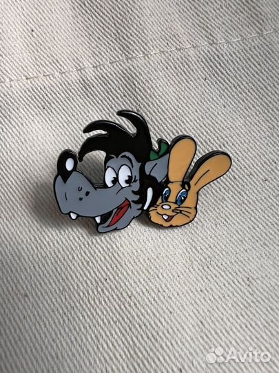 Волк из Ну погоди значок в спортивном костюме пин