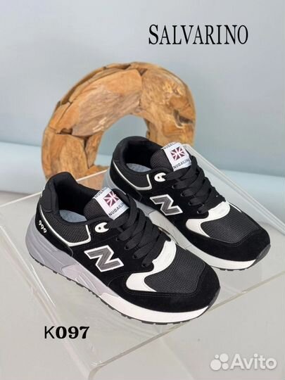 Кроссовки женские