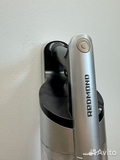 Пылесос вертикальный беспроводной Redmond