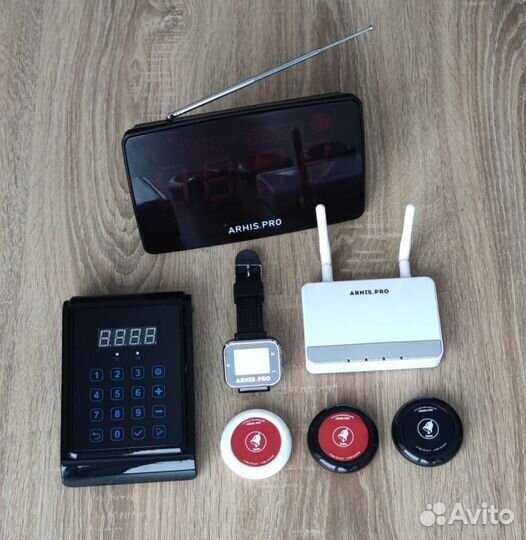 Система вызова: кнопка вызова официанта и табло