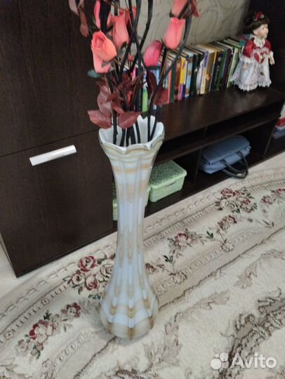 Напольная ваза с цветами