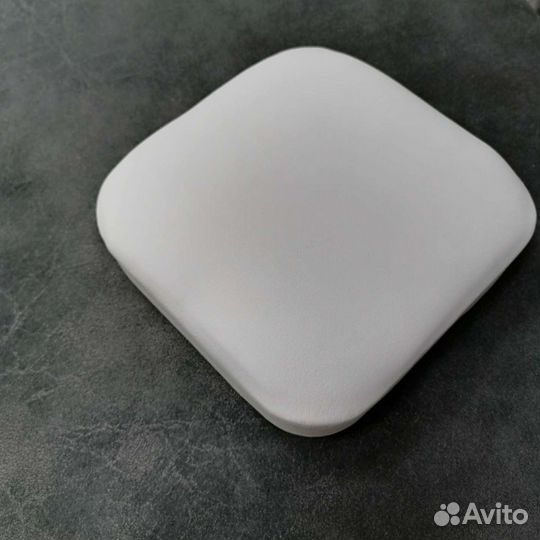 Подставка под локоть мастеру маникюра