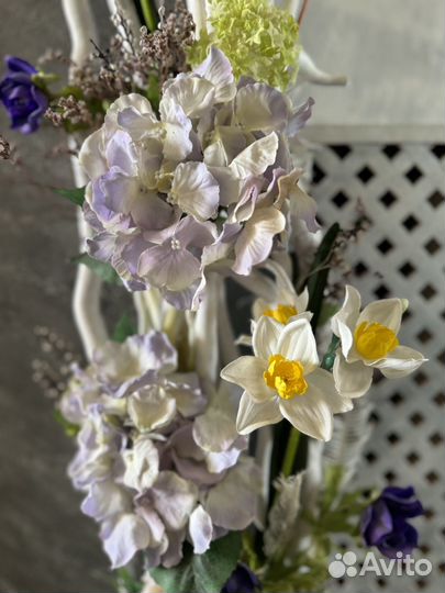 Композиция из искусственных цветов