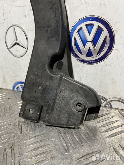 Кронштейн переднего бампера левый Audi A4 B7