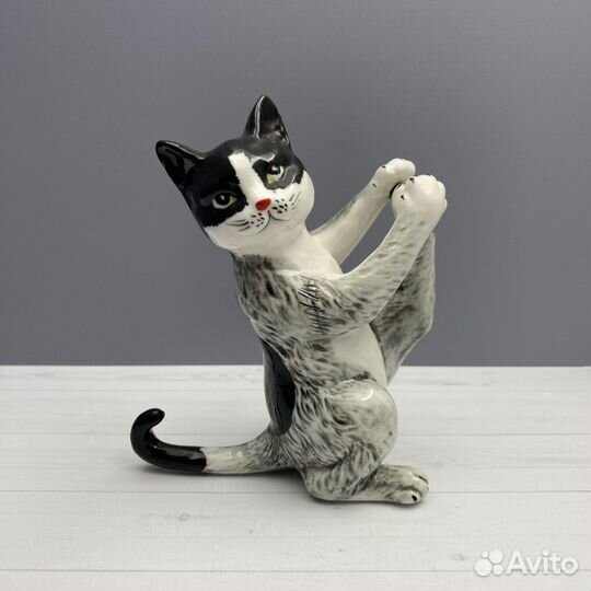 Статуэтка Кот гимнаст. Фарфор. Англия