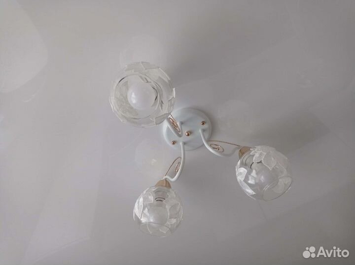 2 потолочные люстры и бра