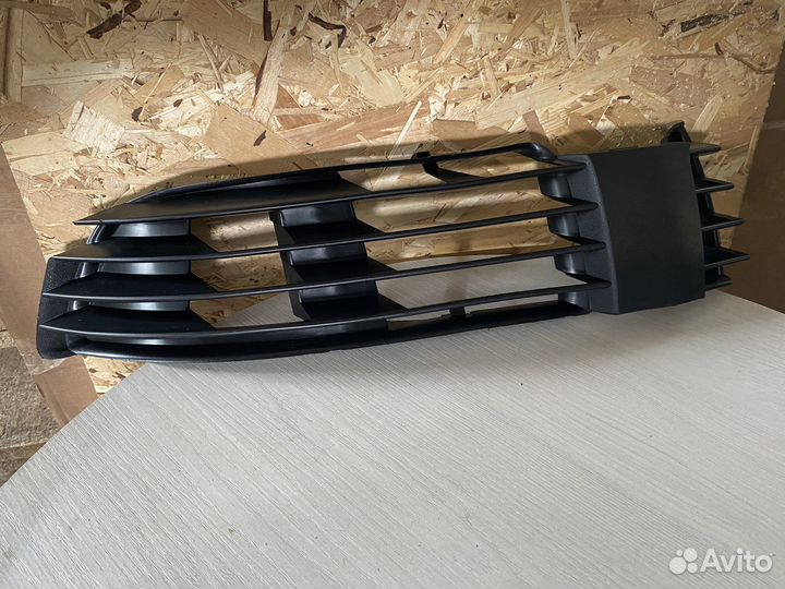 Решетка в бампер передняя левая Vw Passat B5