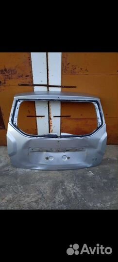 Ккрышка багажника Рено Дастер 2014 год