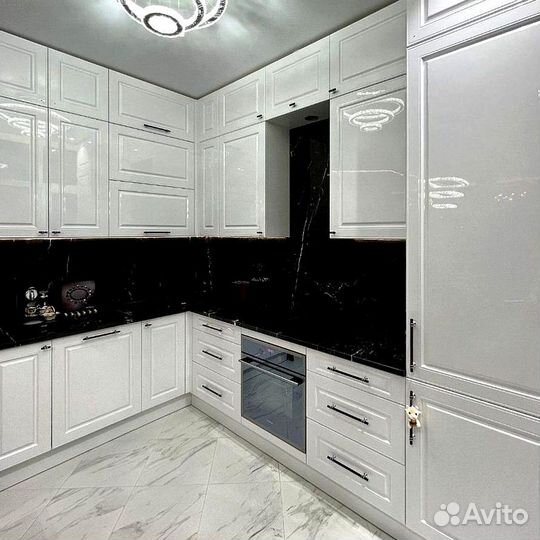 Угловой кухонный гарнитур классика