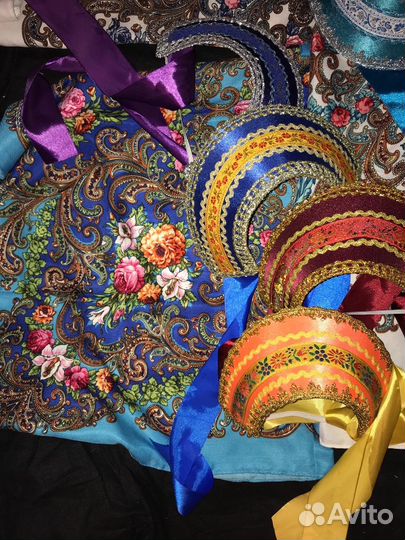 Масленица. Кокошники с цветастыми платками