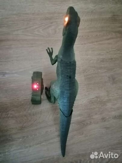 Динозавр с пультом