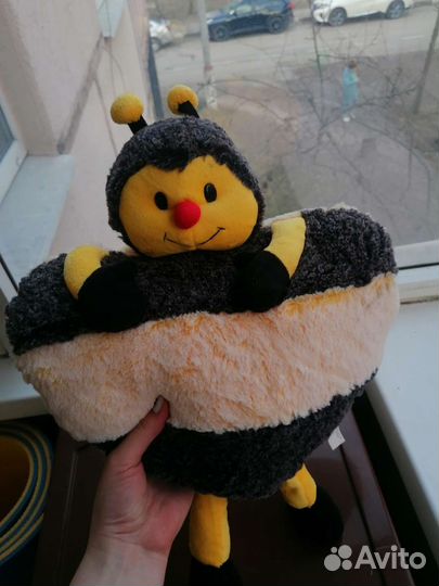 Подушка и игрушка пчёлка