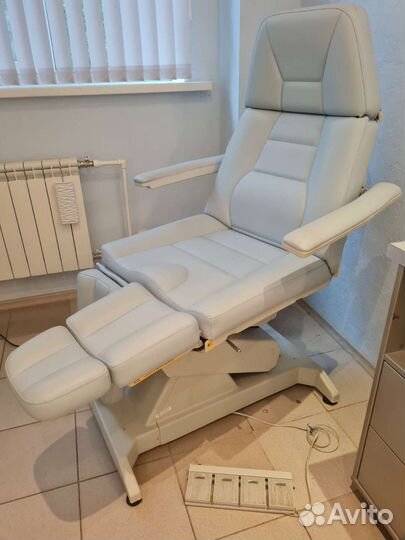 Педикюрное кресло с электроприводом Lemi