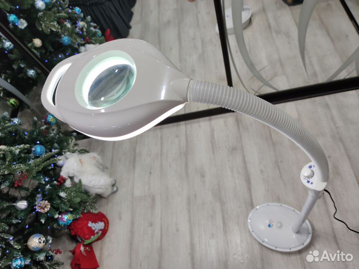 Лампа с лупой