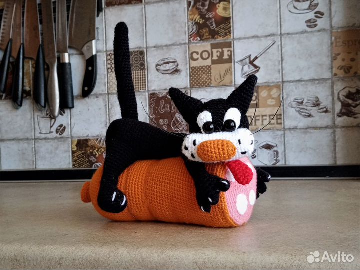 Кот на колбасе крючком