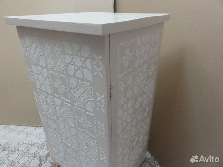 Тумбочка с фактурной отделкой