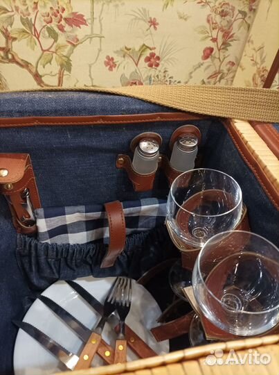 Корзина для пикника с посудой