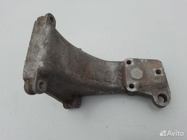 Кронштейн двигателя правый Volkswagen Golf 2