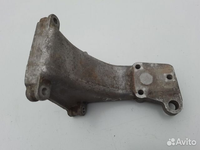 Кронштейн двигателя правый Volkswagen Golf 2