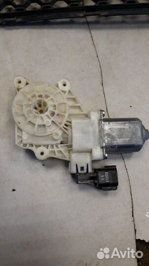 Моторчик стеклоподъемника передний левый