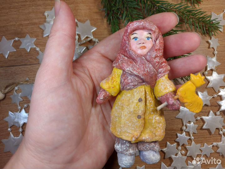 Елочная игрушка Девочка с петушком