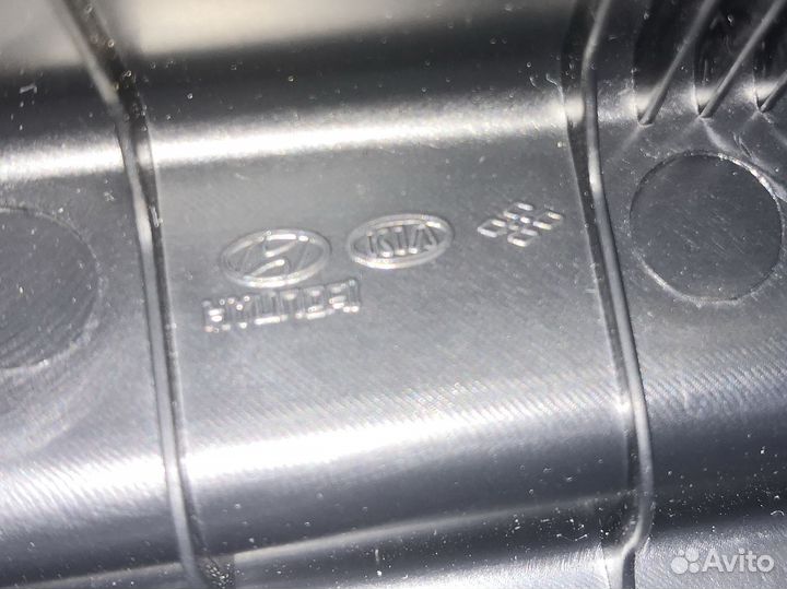 Держатель задней полки правый Kia Ceed II