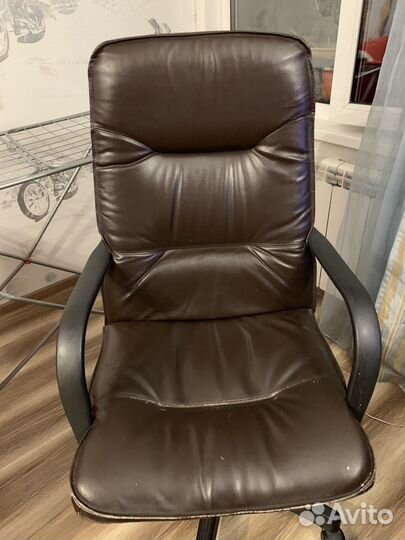 Компьютерный стол и кресло