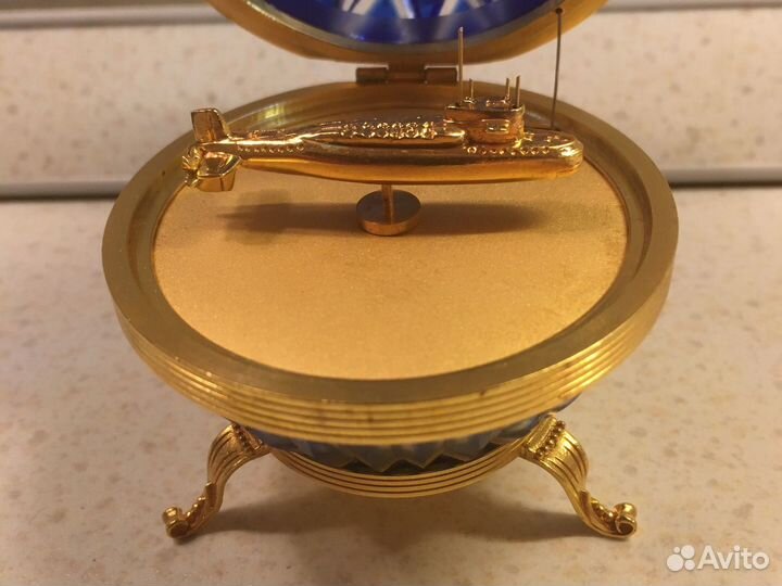 Яйцо хрустальное с моделью подводной лодки