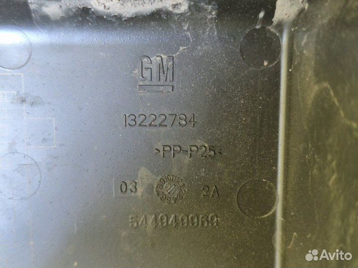 Крышка блока предохранителей под капотом Opel