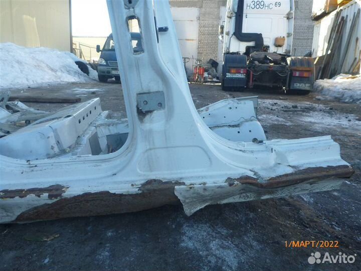 Стойка кузова центральная правая Volkswagen Golf