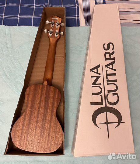 Детская игрушка. Маленькая гитара