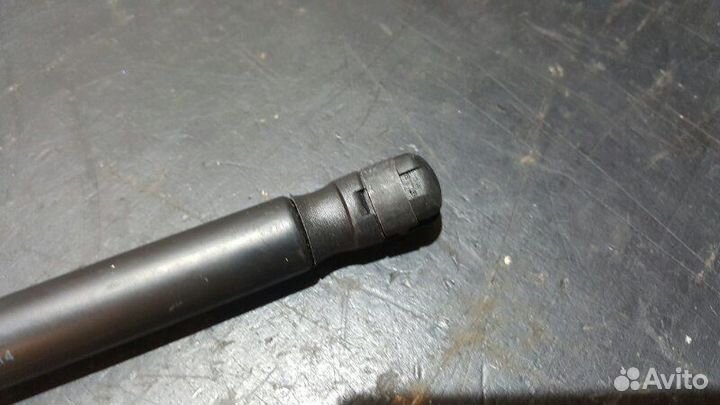 Амортизатор капота Porsche Cayenne 957 turbo 08