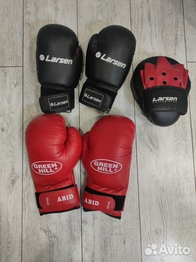Боксерские перчатки Green Hill и Larsen и лапа