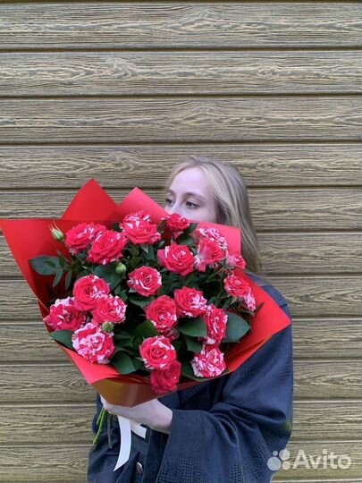 Букет из красной кустовой розы 50 см