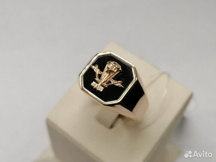 Золотая печатка с камнем